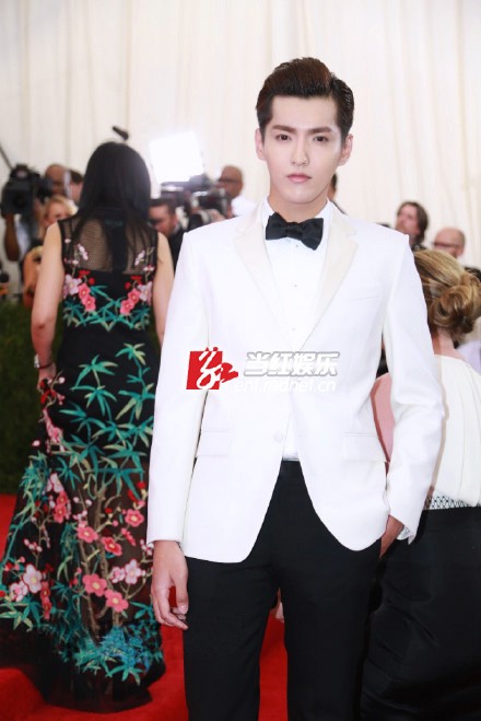吴亦凡身着礼服