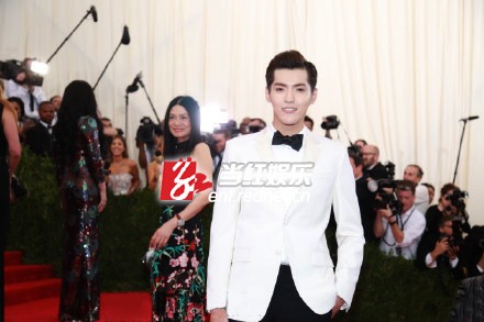 吴亦凡亮相红毯粉丝尖叫