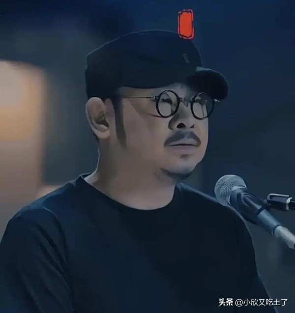 小欣又吃土了：刀郎的18个人际关系∶

刀郎的18个人际关系：一个音乐巨星的生活密码

音乐人刀郎无疑是华语乐坛上的一颗耀眼明星。他的歌声深入人心，作品更是载入史册。当我们仰望这位音乐大师时，很少会去探究他背后的人生故事。究竟是什么样的人际关系，塑造了这位歌坛传奇的辉煌人生?

刀郎的人际关系可以说是丰富多彩。从家庭到事业圈，从师徒到朋友，每一个人物都在他的人生中扮演着不可或缺的角色。我们一起来揭...