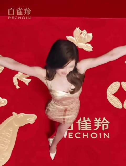 赵露思最新物料,比例好看着真的很显高