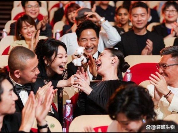 白玉兰颁奖礼名场面炸裂！宋佳神图刷屏、关晓彤泪洒舞台