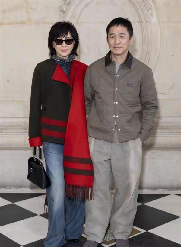 刘嘉玲梁朝伟牵手炸场巴黎秀！社恐影帝粘人甜翻，国际排面拉满