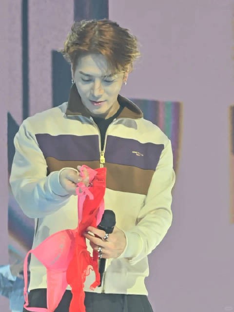 王嘉尔回应粉丝送玩偶却收一堆bra