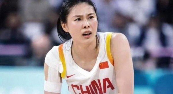 前中国女篮名将王思雨更新微博，晒出赛场外生活照引发热议，不少网友点赞背后暗藏对运动员退役生活的关注与思考