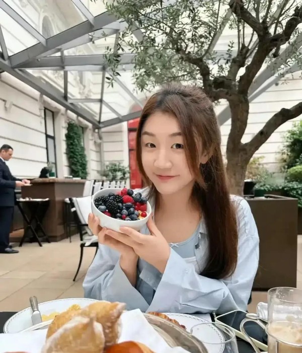 陈梦分享生活美照，面膜美食开启惬意小日子