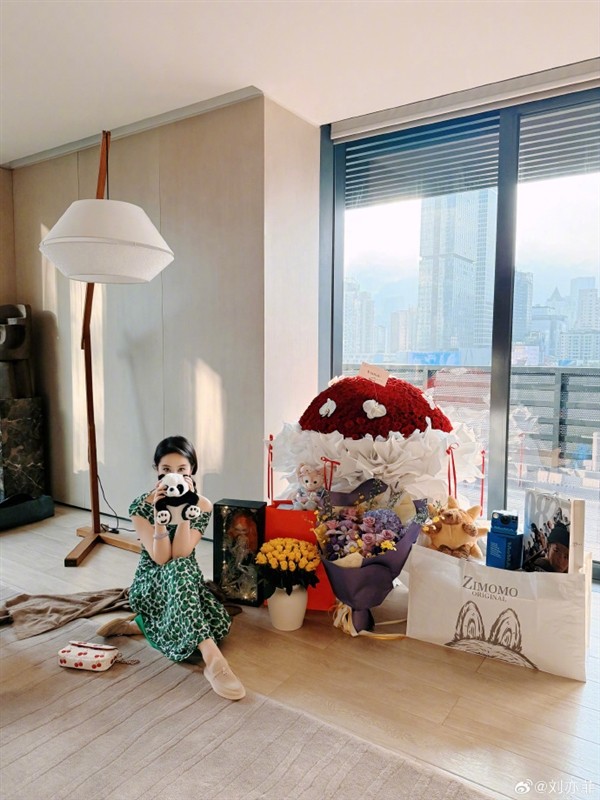 刘亦菲晒38岁生日照 众明星发文庆祝：网友直呼神仙姐姐依旧美丽动人 