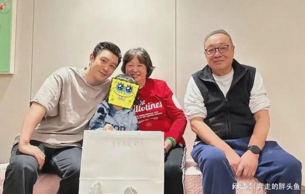 黄晓明发文庆祝46岁生日 ，晒出与父母及小海绵合照，甜蜜相！