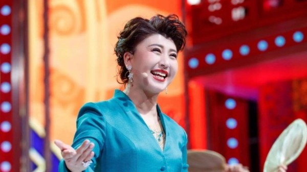 闫学晶直播哭穷被群嘲，儿子片酬曝光，明星收入真的太高了？