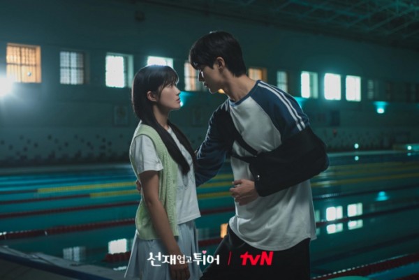 "背着善宰逃跑"的剧照。 照片 ㅣtvN