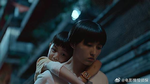 弟弟半夜耍赖要张子枫背，下秒弟弟一句话，太催泪了