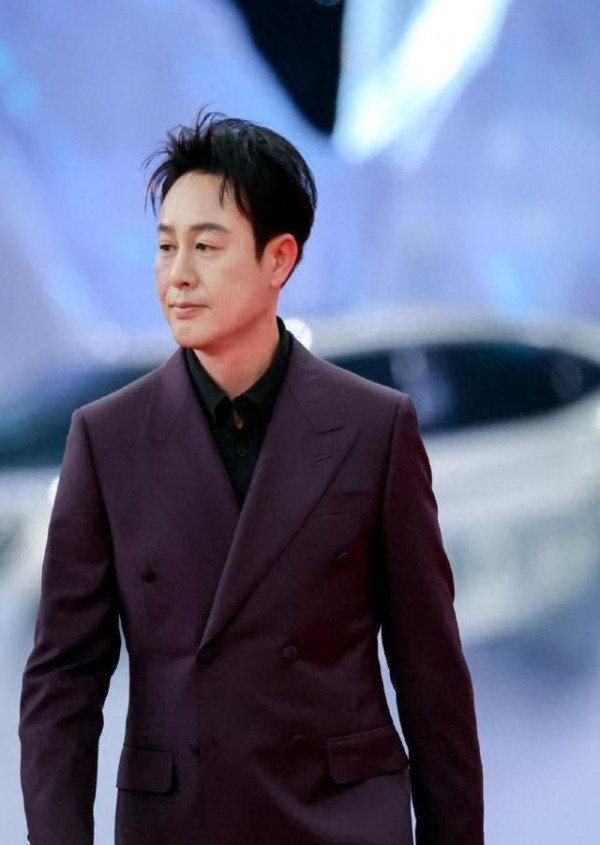 官方辟谣演员热搜不实，疑似为张颂文背书，粉丝要求公开道歉