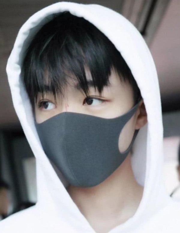 王俊凯近照曝光,脸上爆痘,身上多处擦伤,网友得知原因:心疼!