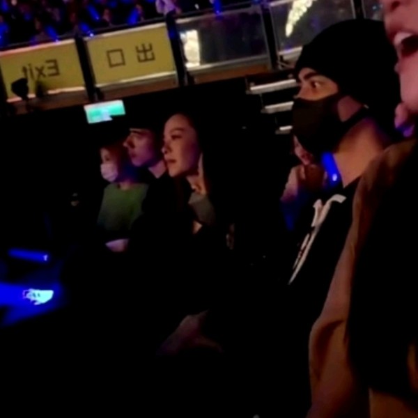 周渝民一家三口看王心凌<a target=