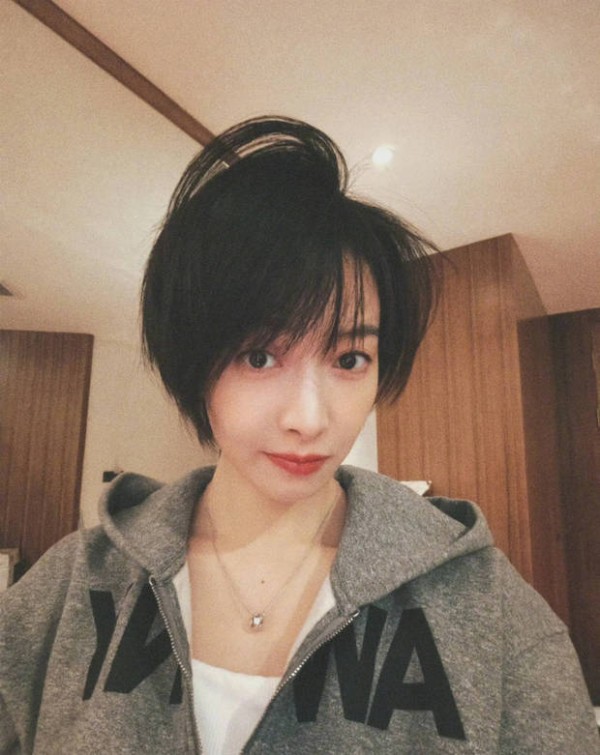 宋茜直视镜头，利落又温柔。