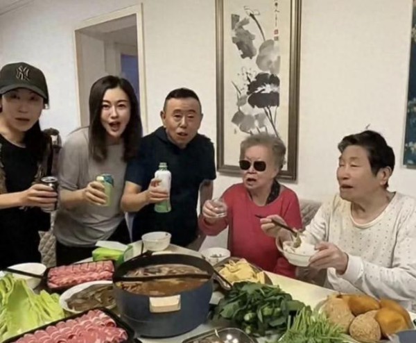 潘长江中秋家宴温馨曝光，女儿潘阳变化引热议，父母精神矍铄