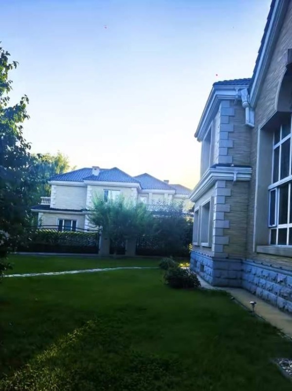 68岁程煜家宴曝光，菜品高标准，别墅环境美得让人羡慕！