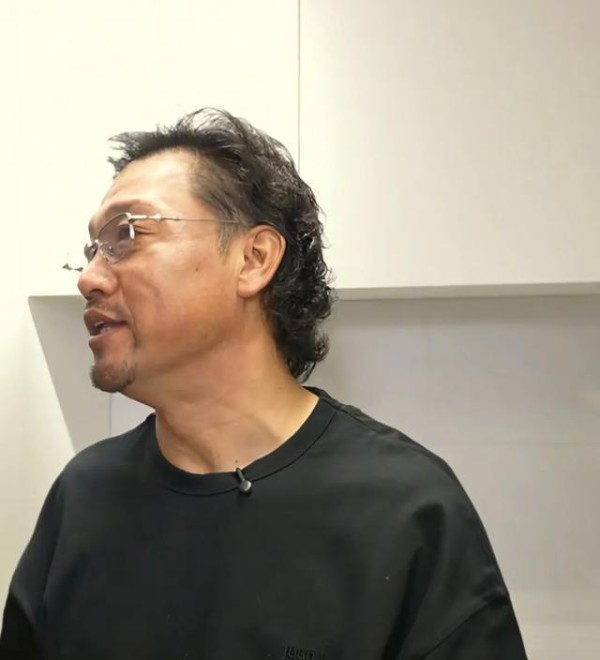 45岁贾冰家宴曝光：低调生活背后的烟火气，原来他才是娱乐圈的“生活大师”！