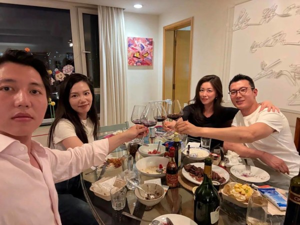 朱珠在北京家中设宴，老公亲自下厨，吃西餐喝红酒，看起来好高雅