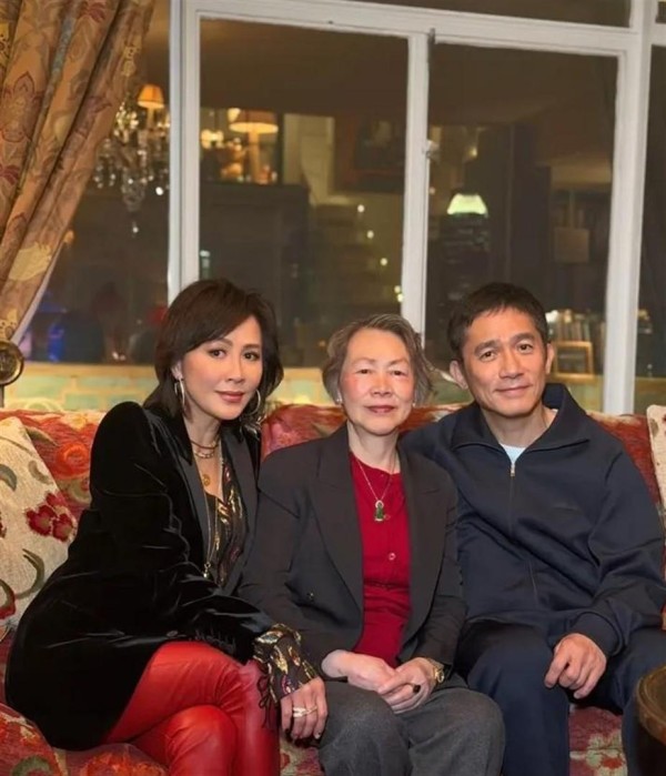 刘嘉玲的跨年家宴：卸了妆的明星，比镜头前更鲜活