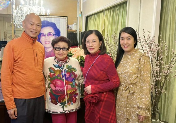 汪明荃到白雪仙家中拜年,与76岁萧芳芳巧遇,老一辈港星状态惊人