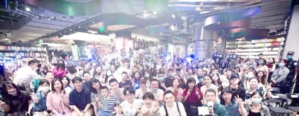 周深与粉丝间的深情互动:超越界限的温暖