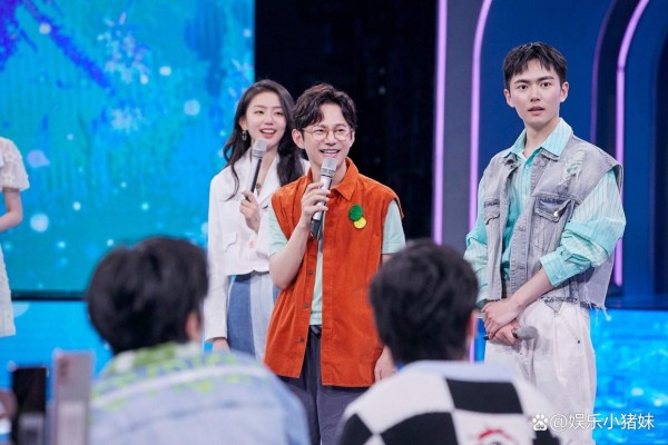 何炅疑似暗示魏大勋秦岚已分手，节目现场一句调侃引爆全网猜测，姐弟恋走向成谜