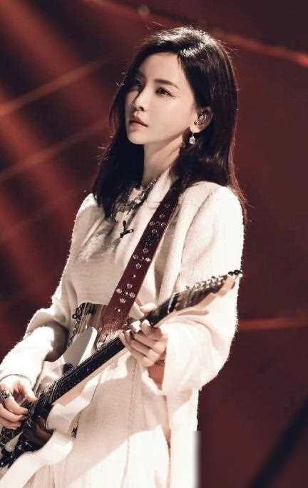 互联网页正文：于文文情感新篇章震撼揭晓，乐坛才女恋曲升级，神秘男友引爆网络狂潮！
乐坛的璀璨明星于文文，再次以她的情感生活震撼娱乐圈！近日，一则关于她新恋情的消息犹如一枚重磅炸弹，瞬间点燃了网络世界。这位音乐才女不仅在音乐上屡创佳绩，连情感生活也如此风生水起，她的新伴侣更是引发了无数网友的狂热猜测和讨论。
新恋情的曝光，为于文文的个人魅力再添一笔。据悉，她的新伴侣不仅在外在条件上出类拔萃，更在内在...