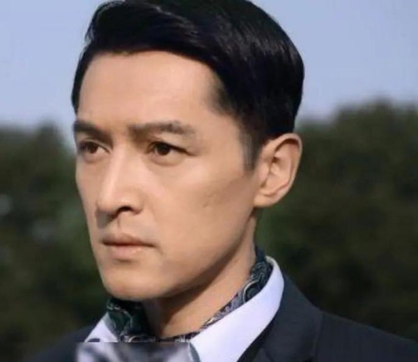 胡歌车祸前旧照曝光，引发网友对其颜值巅峰热议