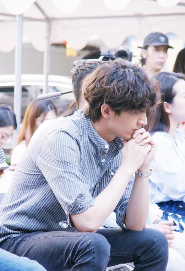 林更新邓伦偏爱时尚条纹风格，一个潮流时尚，一个优雅复古