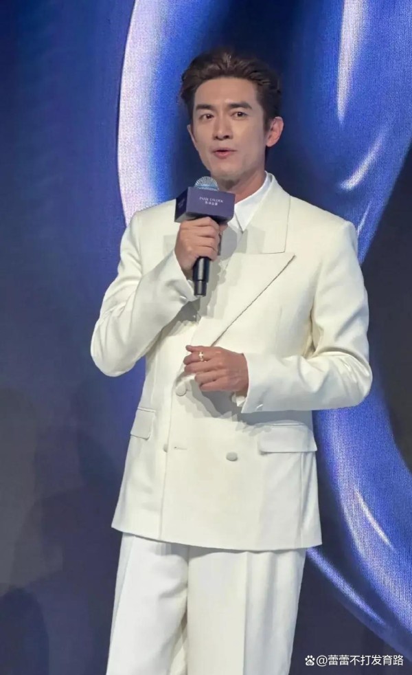 林更新苗苗吴千语上海活动同框：三人皆一身白装，男俊女靓超养眼