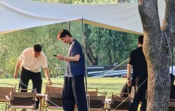 林更新露营穿搭揭秘:山系型格的松弛美学