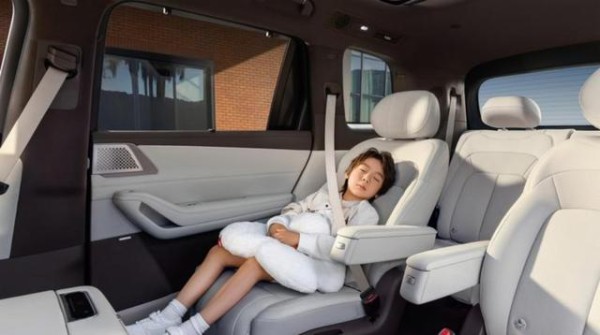 戏里100块钱都不舍得给媳妇,现实中林更新却买腾势D9和N8L,品质生活对比戏里反差强烈,做腾势N8L品牌大使展现新形象-有驾