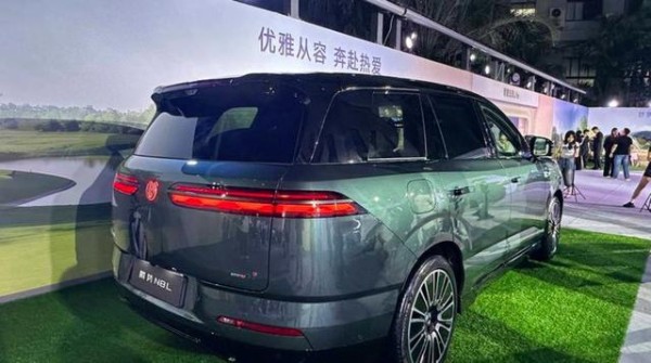 戏里100块钱都不舍得给媳妇,现实中林更新却买腾势D9和N8L,品质生活对比戏里反差强烈,做腾势N8L品牌大使展现新形象