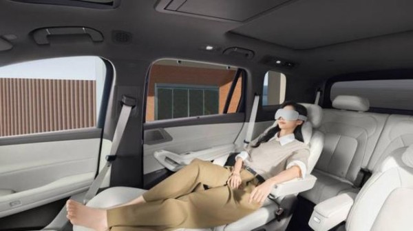 戏里100块钱都不舍得给媳妇,现实中林更新却买腾势D9和N8L,品质生活对比戏里反差强烈,做腾势N8L品牌大使展现新形象-有驾