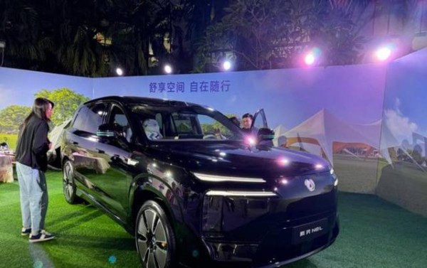 戏里100块钱都不舍得给媳妇,现实中林更新却买腾势D9和N8L,品质生活对比戏里反差强烈,做腾势N8L品牌大使展现新形象-有驾