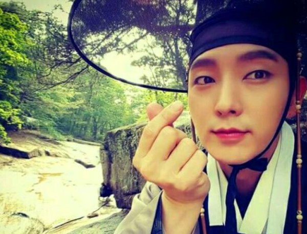 拥有丹凤眼的7位男明星，个个都帅得离谱，第5位眼睛成就了角色