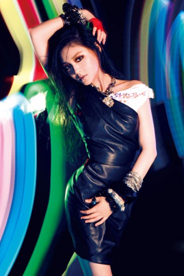 大S，黑色皮质短裙，惊艳性感。