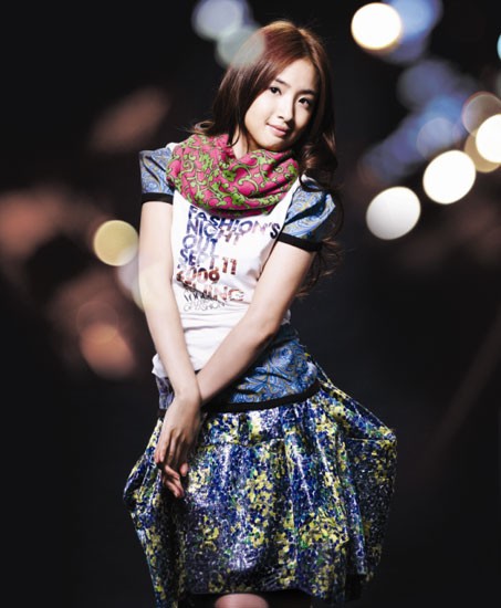 林依晨，田园风格的造型，围巾的搭配也很亲切可人。