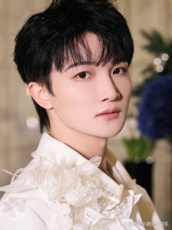 给世界安利周深：一个用歌声征服乐坛的“幸运普通人”