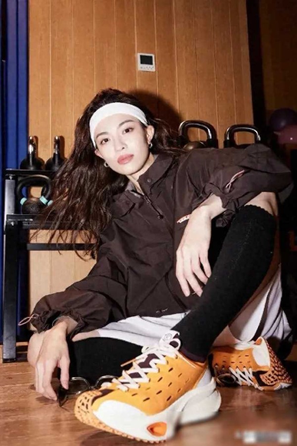 澈影娱乐：《明星穿搭大赏：奇装异服的时尚宝藏》
娱乐圈从来都不缺乏惊喜，尤其是当我们聊到明星们的时尚穿搭时，简直就像是开了一场时装盛宴，每一位明星都在舞台上展现着自己独特的风采。今天，我们就一起来领略一下钟楚曦、哈妮克孜、周也和沈月最新的穿搭风格，看看她们是如何用服装诠释着时尚的独特魅力。
首先，让我们来看看钟楚曦。她一直是人们心目中的明艳大美女，每一次的活动造型都能让人惊艳不已。不过，这一次她却...