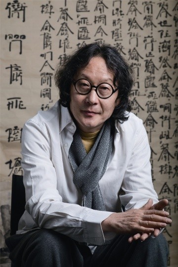 徐冰（b.1955) 代表展览：1月25日，“徐冰：回顾展”，台北市立美术馆 &nbsp; &nbsp; &nbsp; &nbsp; &nbsp; 5月24日，徐冰个展“背后的故事：富春山居图”研究展，中间美术馆 其它：1月18日，徐冰做客央视《开讲啦》，进行关于“创造力从哪来”的演讲 &nbsp; &nbsp; &nbsp; &nbsp; &nbsp; 本季春拍，徐冰以成交总额4351万挺进指标艺术家总成交额拍卖前10，其中作品《桃花源记》以828万元成交。 百度搜索：456,000 记录：《Hi艺术》2014年3月刊“Hi明星《徐冰 现实涅槃》” 编者印象：严肃，还是严肃；以及传闻中的“一丝不苟” 