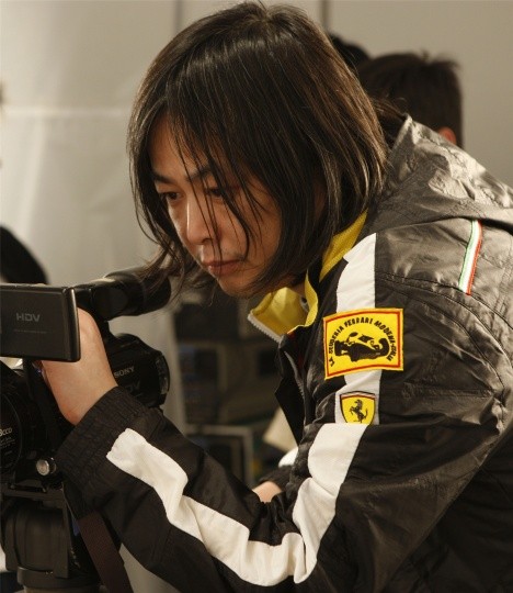 杨福东（b.1971) 代表展览：5月9日，杨福东个展“新女性”，香格纳画廊H空间 其它：2月28日，杨福东个展“雀村往东”在芝加哥大学洛根艺术中心开幕。 &nbsp; &nbsp; &nbsp; 4月5日，香港苏富比春拍中杨福东摄影作品《第一知识分子》以120万人民币成交，创个人纪录新高。 百度搜索：87,600 编者印象：跟他亲近的人都叫他“杨福”，认识他但不熟的只觉得他冷冷的；他的展览一如既往地惊艳，作品也总是令人过目不忘。犹记得今年的某次采访，一位年轻艺术家提及欣赏的前辈艺术家时，由衷地表示，如果钱够宽裕时，一定要去买一张杨福东的摄影。 