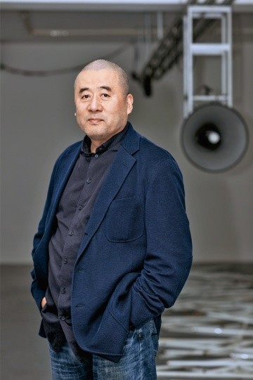 张培力（b.1957) 代表展览：4月18日，张培力个展“因为……所以……”，博而励画廊 百度搜索：108,000 记录：详情参见《Hi艺术》2014年6月刊“Hi焦点” 编者印象：近两年碰见张培力都是在OCAT上海馆的开幕派对，都是其他人的展览，他笑呵呵地被人群簇拥，听着人夸展览好，就更加开心。据说，身为OCAT上海馆馆长，有着不能在自己场地办其个人展览的规定。这或许是OCAT的一大遗憾。 