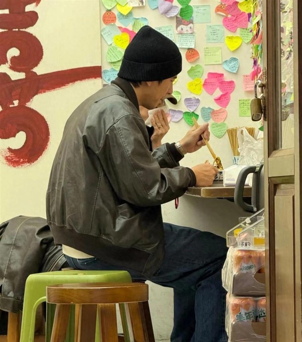 贾静雯修泽楷夫妇一起成都小面馆吃面，两人戴帽子，穿情侣皮衣！