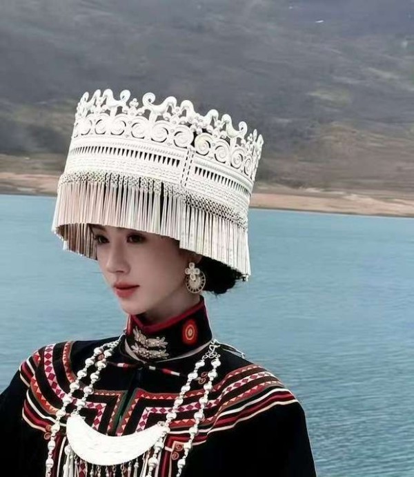 鞠婧祎头戴银冠，温婉动人。