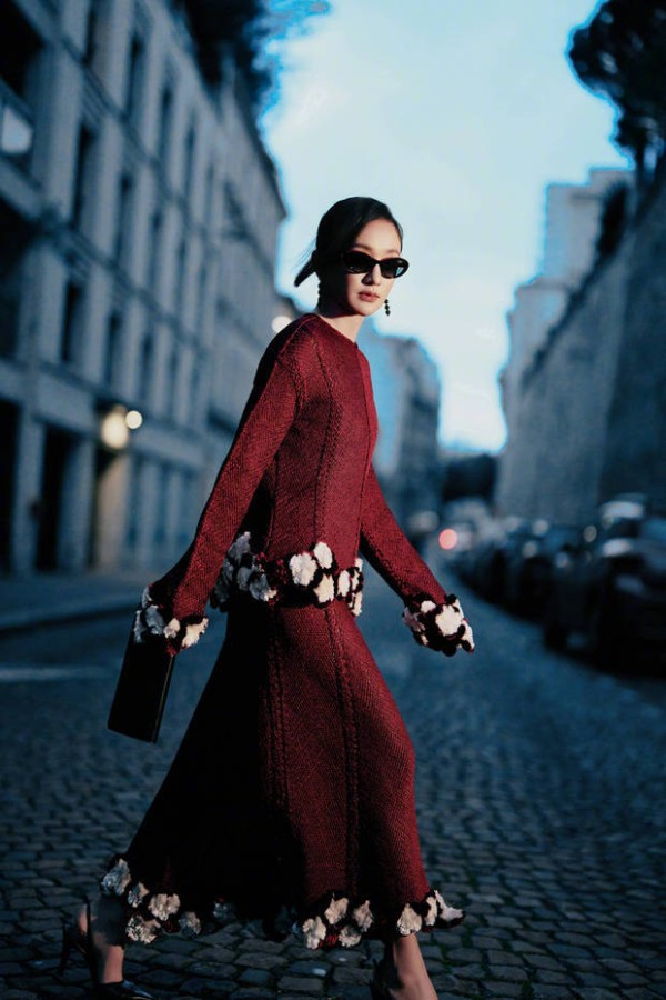 周迅穿酒红色长裙漫步巴黎街头，优雅贵气