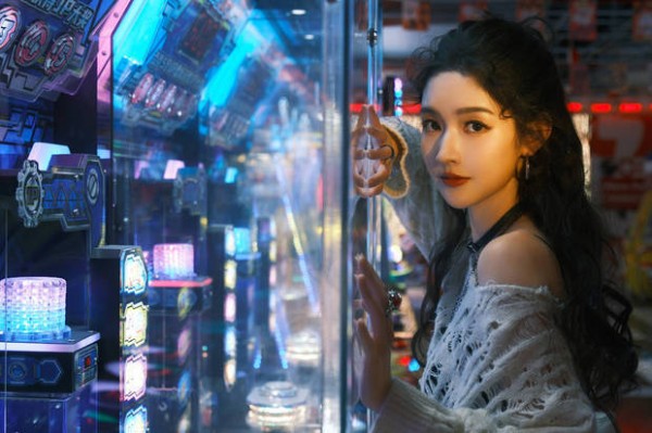 王玉雯五官立体，皮肤白皙。