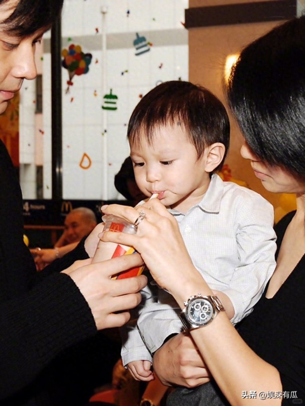 张智霖儿子放假回港，魔童185个头仪态变好，一家三口都盘靓条顺