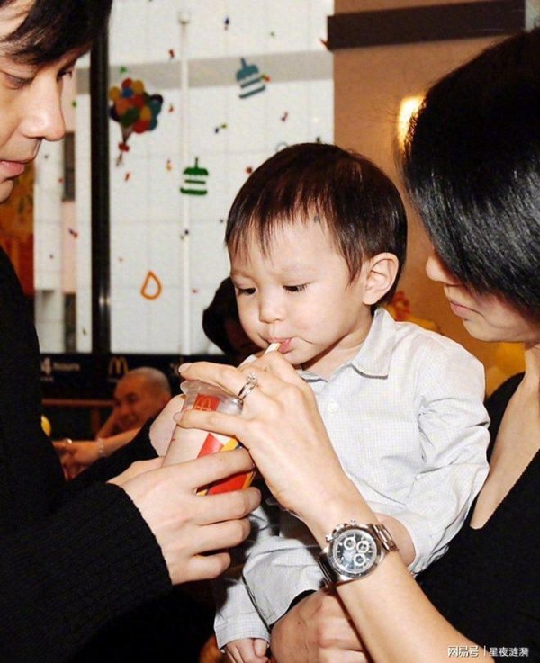 张智霖儿子返港，185魔童气质提升，一家三口颜值出众