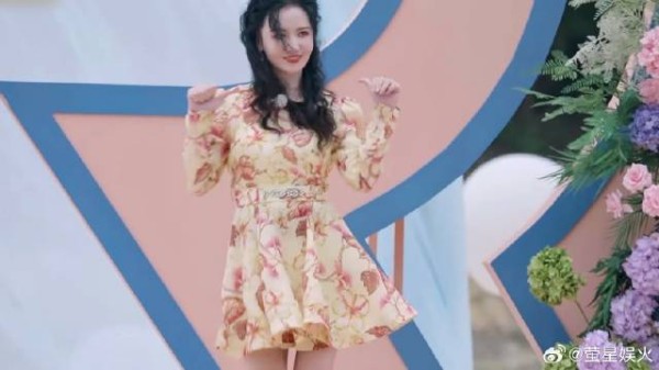 张萌跳紫啧,舞姿彰显傲人身材,真是视觉盛宴!